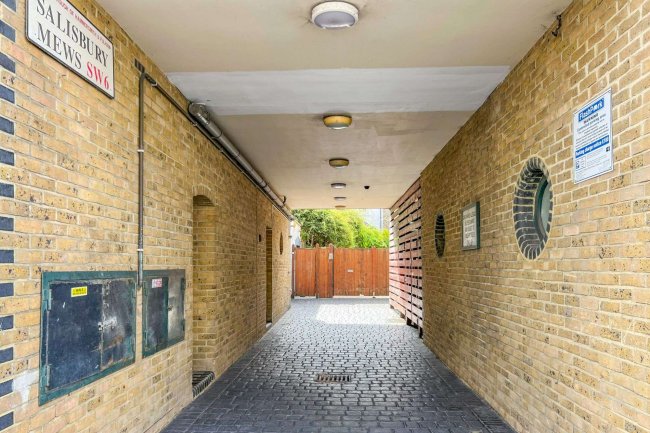 10B Salisbury Mews, London SW6 7DS 9