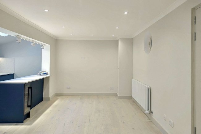 10B Salisbury Mews, London SW6 7DS 9