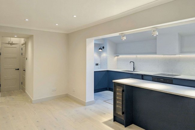10B Salisbury Mews, London SW6 7DS 9