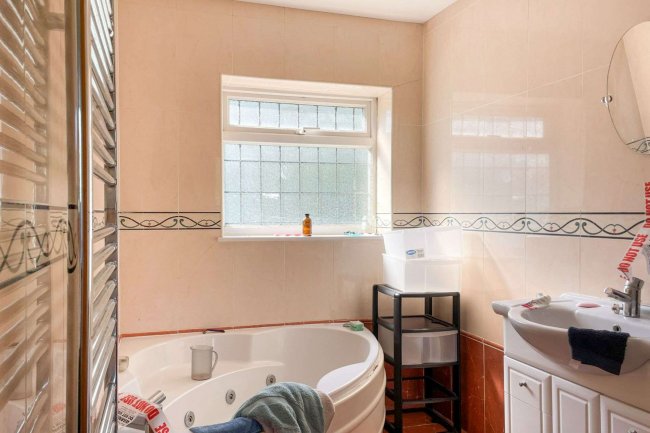 56 Woodland Drive, Hove, East Sussex BN3 6DJ 6