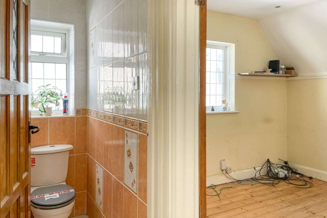 56 Woodland Drive, Hove, East Sussex BN3 6DJ 6