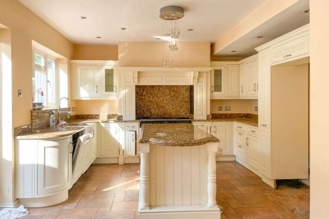 56 Woodland Drive, Hove, East Sussex BN3 6DJ 6