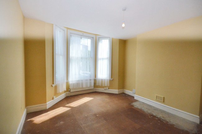 2a Essex Grove, Upper Norwood, London SE19 3SX 6