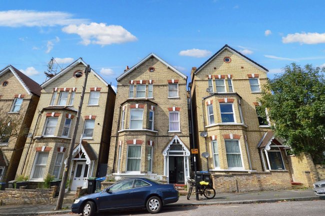 2a Essex Grove, Upper Norwood, London SE19 3SX 6