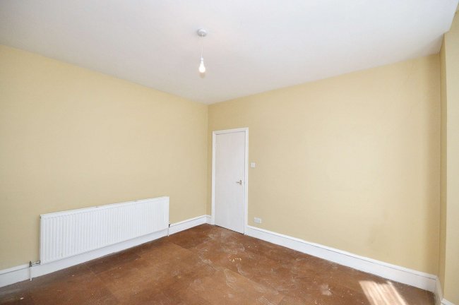 2a Essex Grove, Upper Norwood, London SE19 3SX 6