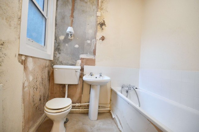 2a Essex Grove, Upper Norwood, London SE19 3SX 6