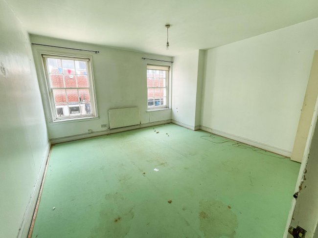 19 Market Place and 33 Sun Street, Hitchin, Hertfordshire, SG5 1DT 3