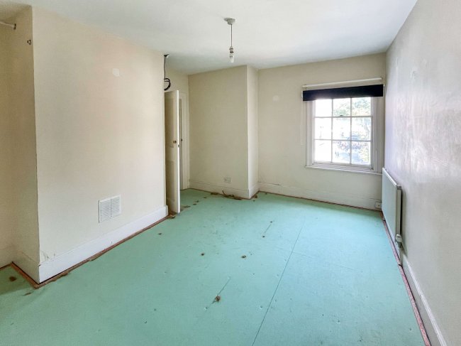 19 Market Place and 33 Sun Street, Hitchin, Hertfordshire, SG5 1DT 3