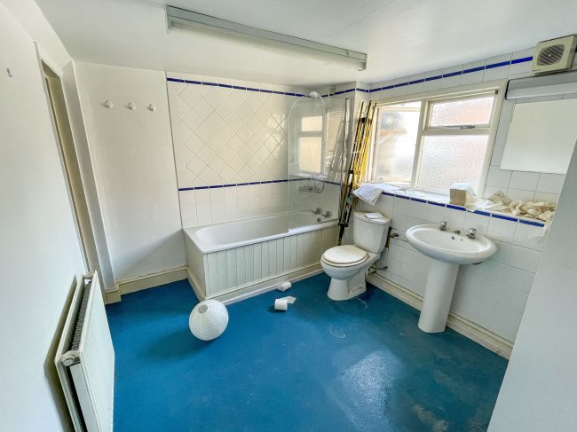 19 Market Place and 33 Sun Street, Hitchin, Hertfordshire, SG5 1DT 3