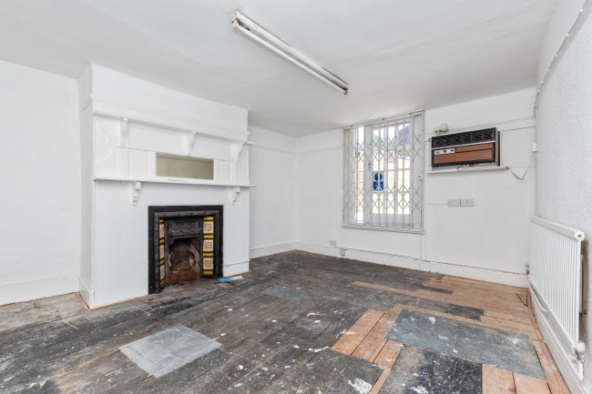 1-3 Market Square, Chesham, HP5 1HG 1