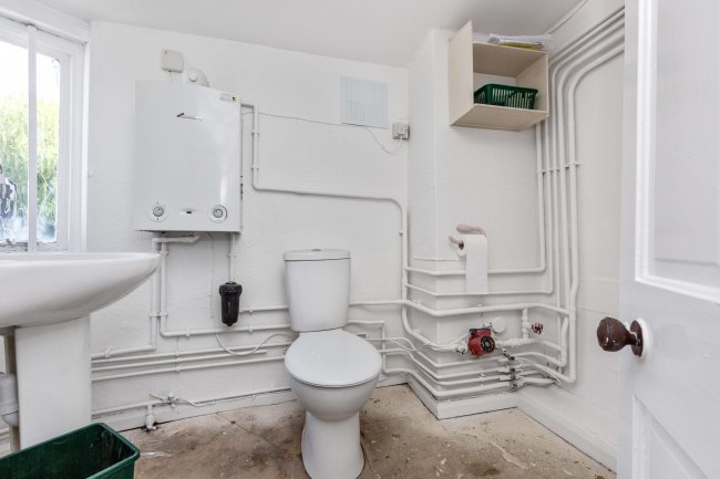 1-3 Market Square, Chesham, HP5 1HG 1