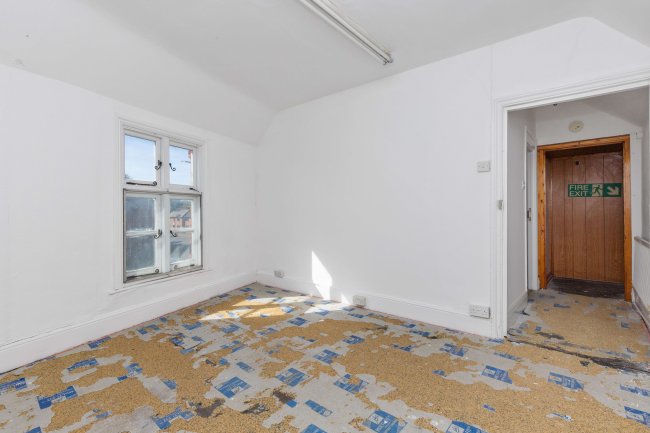 1-3 Market Square, Chesham, HP5 1HG 1