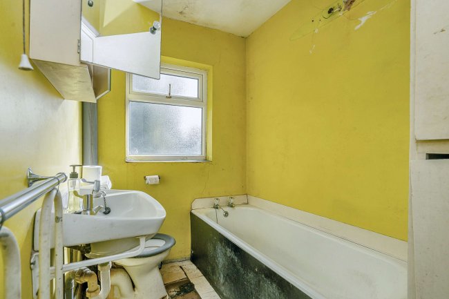 Freehold Building rear of 40 Ash Road, Aldershot, GU12 4EZ 5