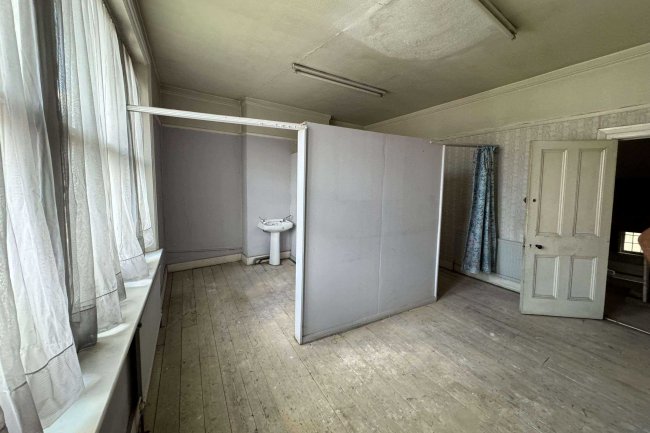 13 Balham High Road, London SW12 9AJ 4