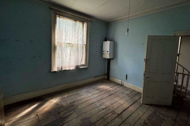 13 Balham High Road, London SW12 9AJ 4