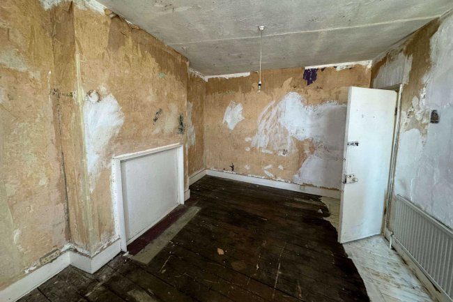 13 Balham High Road, London SW12 9AJ 4