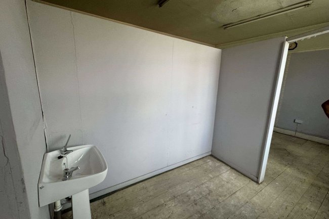 13 Balham High Road, London SW12 9AJ 4