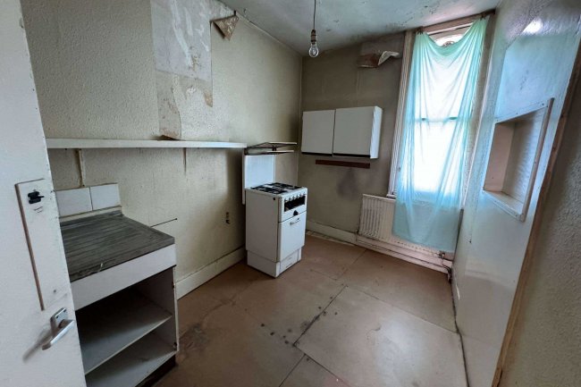 13 Balham High Road, London SW12 9AJ 4