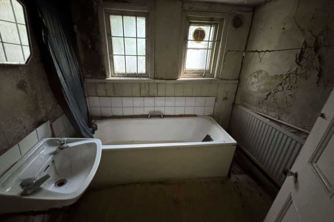 13 Balham High Road, London SW12 9AJ 4