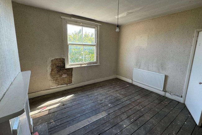 13 Balham High Road, London SW12 9AJ 4