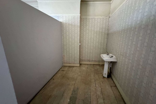 13 Balham High Road, London SW12 9AJ 4