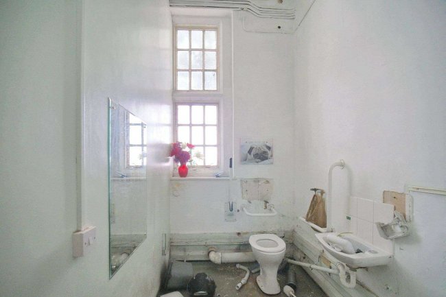 236 Plumstead High Street, London SE18 1JL 10