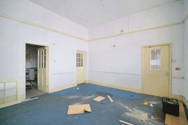 236 Plumstead High Street, London SE18 1JL 10