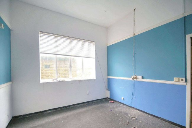 236 Plumstead High Street, London SE18 1JL 10