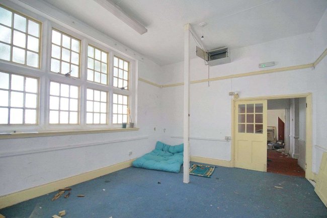 236 Plumstead High Street, London SE18 1JL 10