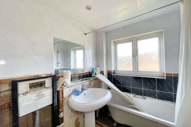 7 Bellver, Toothill, Swindon, Wiltshire, SN5 8JU 6