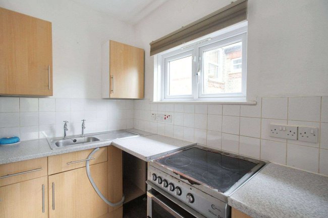 Flat E, 81 Warley Hill, Brentwood, Essex, CM14 5HN 3