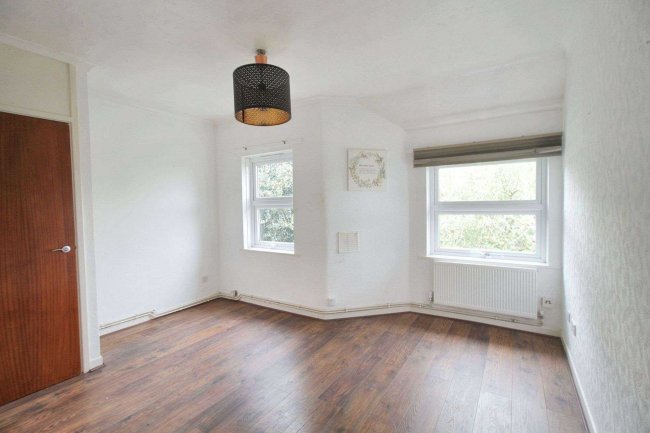 Flat E, 81 Warley Hill, Brentwood, Essex, CM14 5HN 3