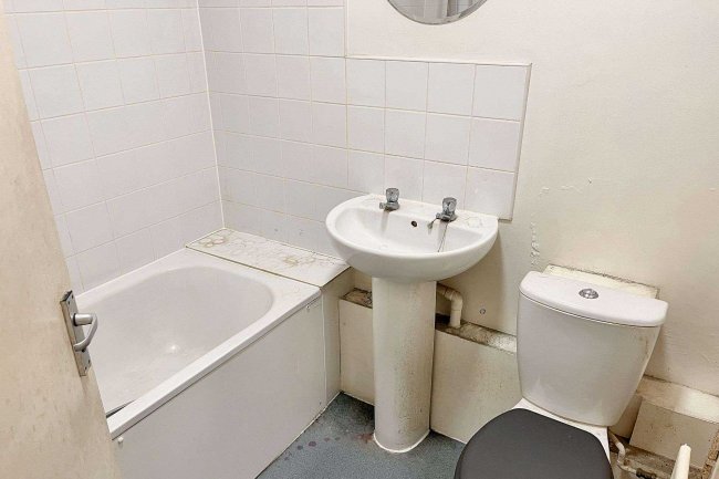 33 Endlesham Road, Balham, London SW12 8JX 2