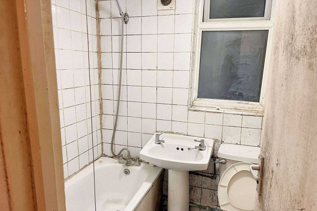 33 Endlesham Road, Balham, London SW12 8JX 2