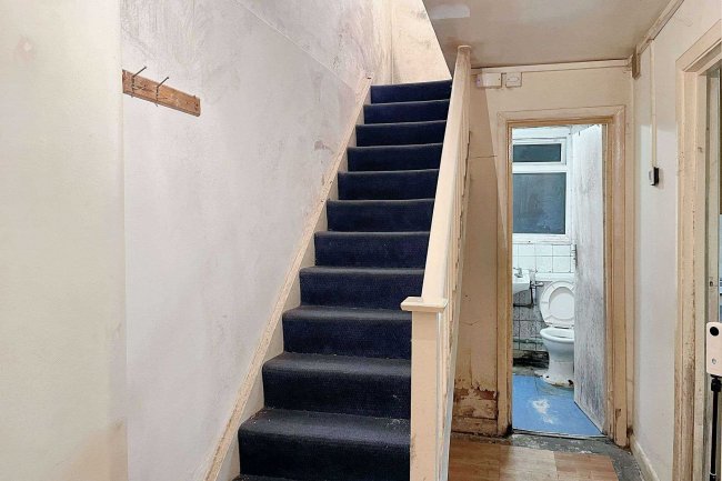 33 Endlesham Road, Balham, London SW12 8JX 2