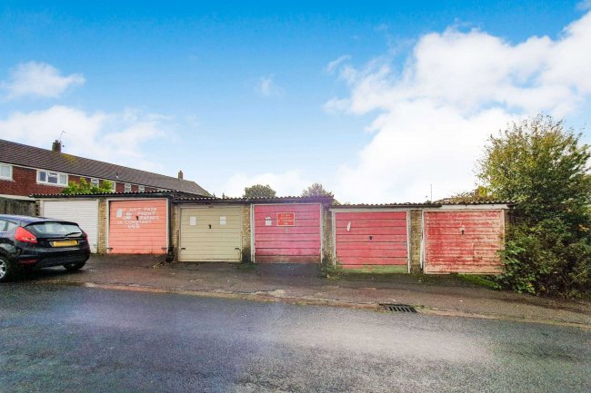 Willow Way Garages, Potters Bar, Enfield EN6 2PP 10