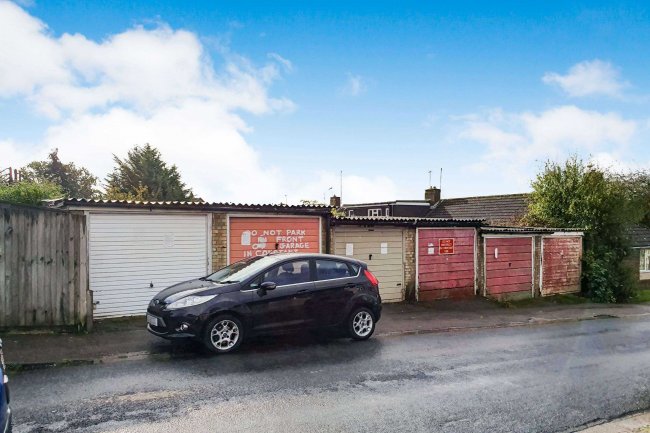 Willow Way Garages, Potters Bar, Enfield EN6 2PP 10