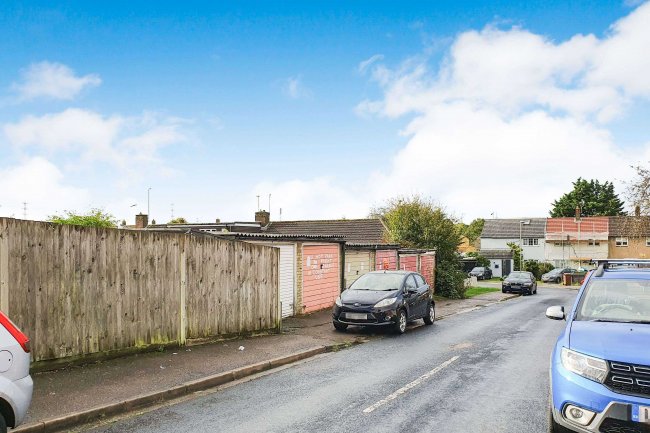 Willow Way Garages, Potters Bar, Enfield EN6 2PP 10