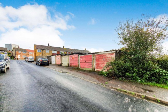 Willow Way Garages, Potters Bar, Enfield EN6 2PP 10