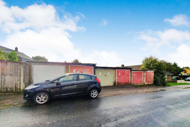 Willow Way Garages, Potters Bar, Enfield EN6 2PP 10