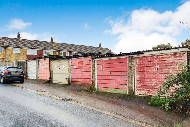 Willow Way Garages, Potters Bar, Enfield EN6 2PP 10