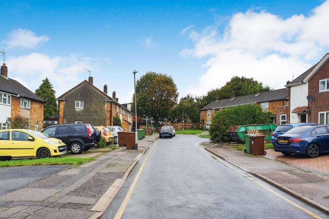 Beechwood Avenue Garages, Potters Bar, EN6 2PJ 1