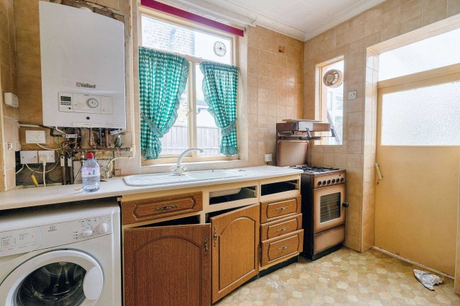 16 Beresford Road, Walthamstow, London E17 4LW 4