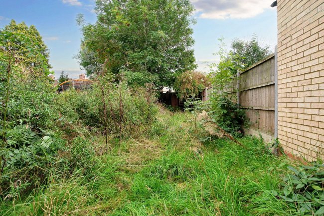 16 Beresford Road, Walthamstow, London E17 4LW 4