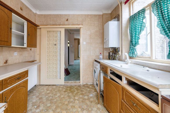 16 Beresford Road, Walthamstow, London E17 4LW 4