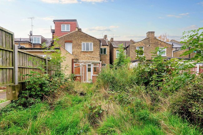 16 Beresford Road, Walthamstow, London E17 4LW 4