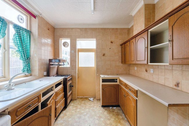 16 Beresford Road, Walthamstow, London E17 4LW 4