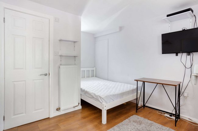 3 Genyn Road, Guildford, Surrey GU2 7NS 10