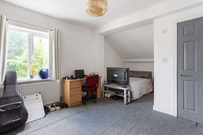 3 Genyn Road, Guildford, Surrey GU2 7NS 10