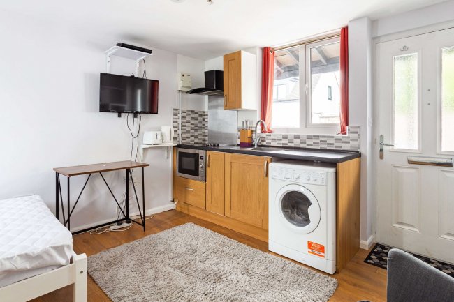 3 Genyn Road, Guildford, Surrey GU2 7NS 10